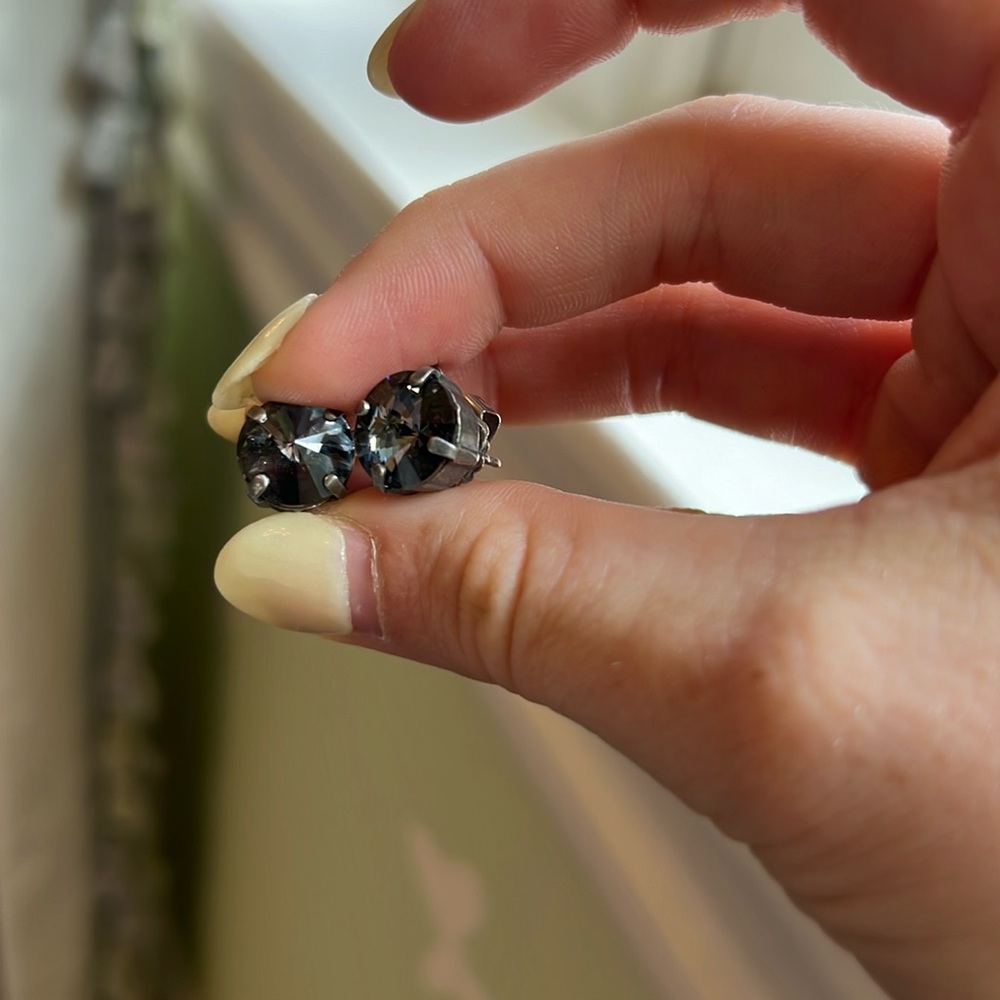 Grey sabika studs